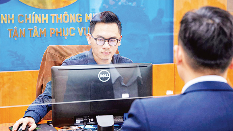 Các thủ tục hành chính công được thực hiện một cách nhanh chóng và hiệu quả nhờ ứng dụng công nghệ hiện đại.