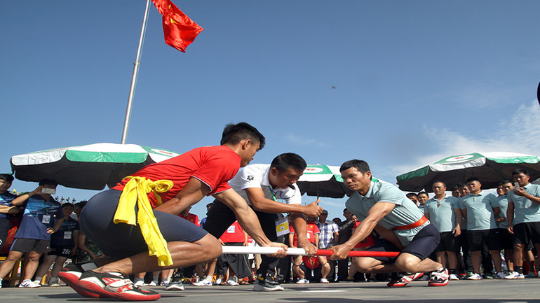 Các vận động viên tranh tài trong môn đẩy gậy.