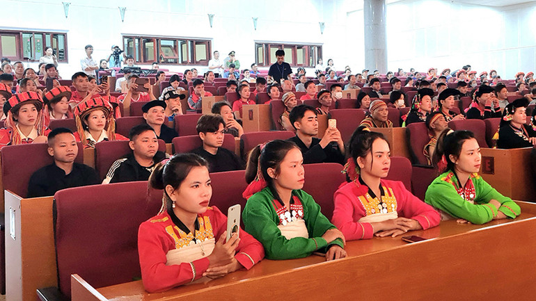 14 dân tộc ít người thuộc 11 tỉnh trong cả nước về dự Ngày hội.