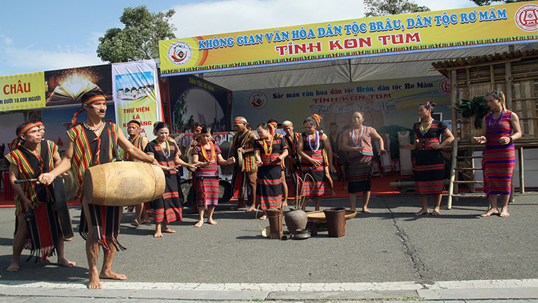 Trích đoạn trong Lễ hội “Mở kho lúa” của dân tộc B’Râu đến từ tỉnh Kon Tum.