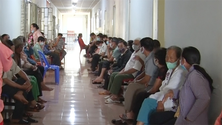 Người dân tập trung tại Trung tâm Y tế huyện Bù Đăng từ rất sớm để được kiểm tra và tư vấn bệnh về mắt miễn phí.