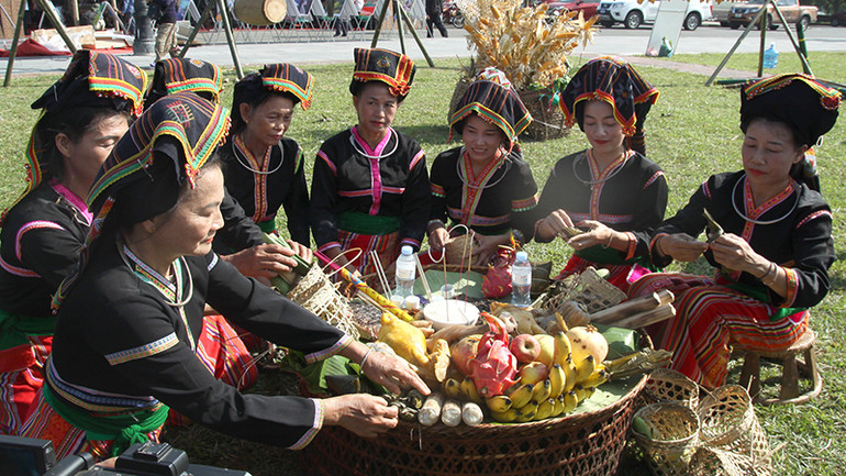 Chuẩn bị mâm cúng của người Cống trong “Tết Ngô” truyền thống.