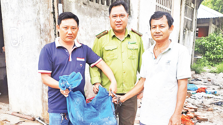 Cán bộ kiểm lâm và cơ quan chức năng tỉnh Sóc Trăng tiến hành thả trăn đất về môi trường tự nhiên. Cán bộ kiểm lâm và cơ quan chức năng tỉnh Sóc Trăng tiến hành thả trăn đất về môi trường tự nhiên.