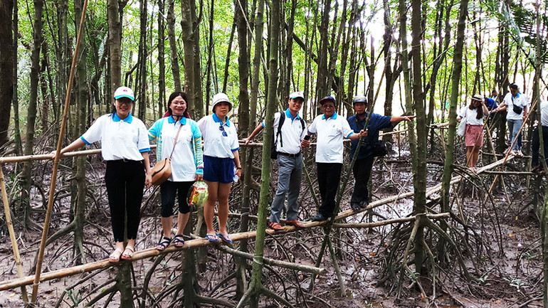 Du khách trải nghiệm du lịch sinh thái tại huyện Cù Lao Dung, tỉnh Sóc Trăng. (Ảnh NGUYỄN PHONG)