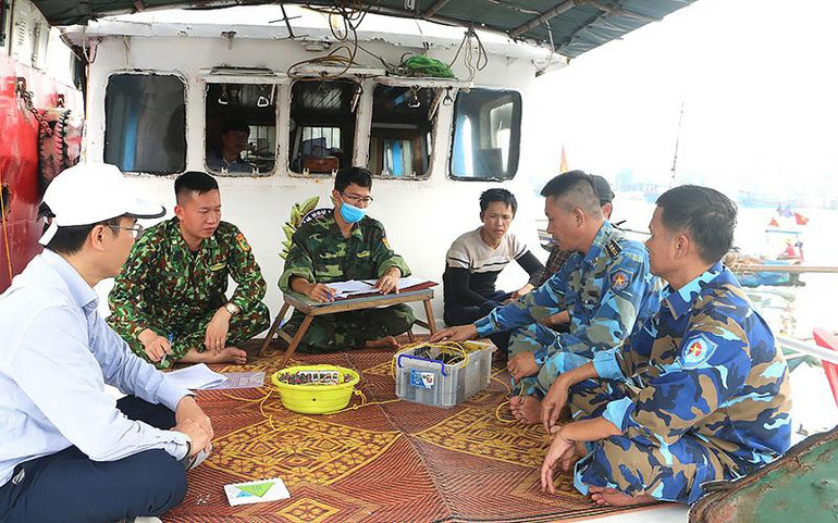 Lực lượng liên ngành tỉnh Nghệ An tuyên truyền, hướng dẫn ngư dân bảo vệ an toàn tàu cá trong mùa mưa bão.
