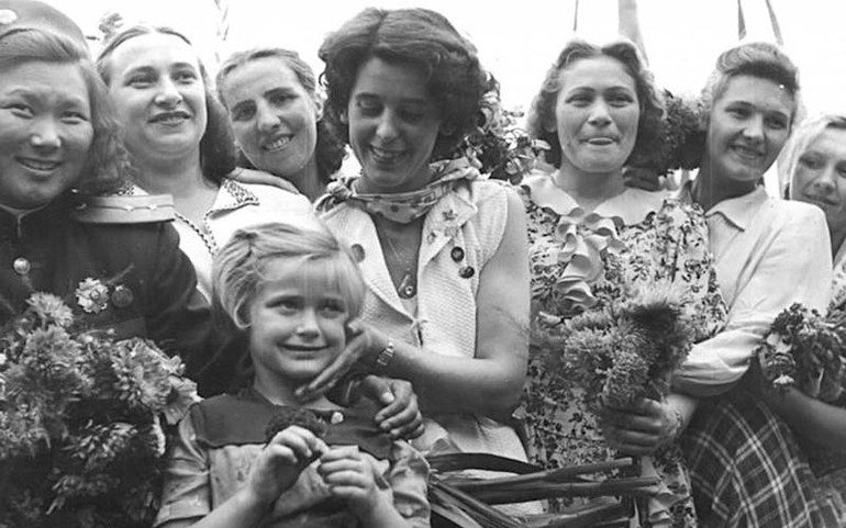 Bà Raymonde Dien (giữa) ở Ðức, năm 1951. (Ảnh Histoireparlesfemmes.com)