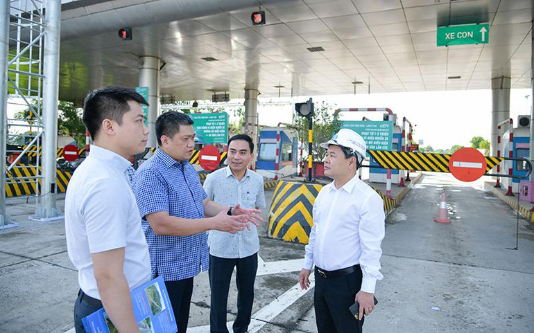 Các cơ quan chức năng kiểm tra việc lắp đặt, triển khai ETC trên cao tốc Nội Bài-Lào Cai.