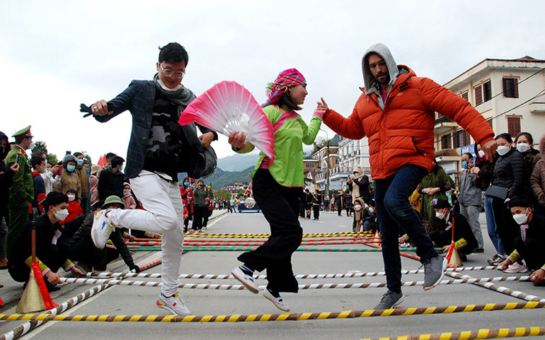 Lễ hội đường phố ở Sa Pa (Lào Cai). (Ảnh QUỐC HỒNG) Lễ hội đường phố ở Sa Pa (Lào Cai). (Ảnh QUỐC HỒNG)