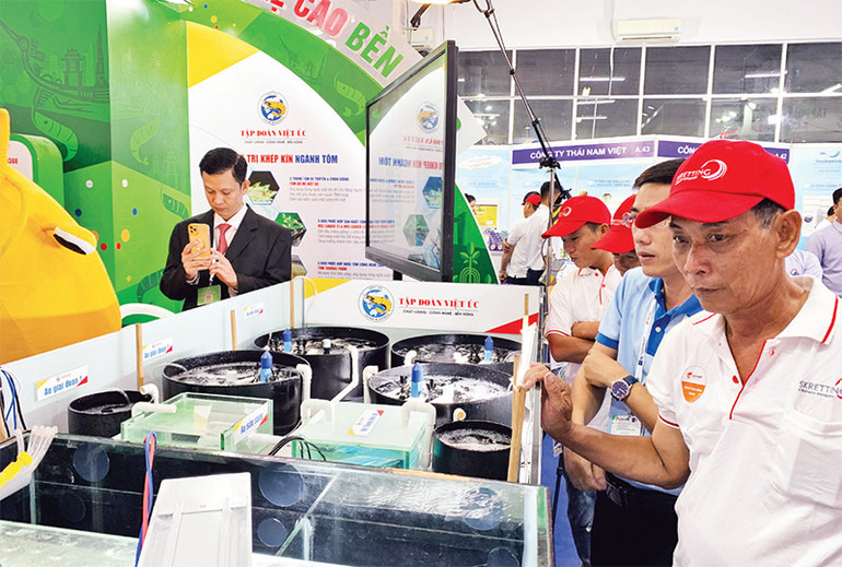 Người dân tìm hiểu quy trình nuôi tôm tiên tiến tại hội chợ.