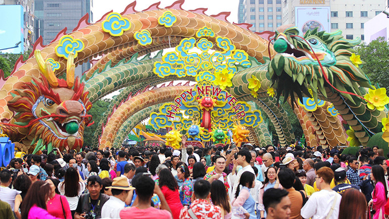 Người dân TP Hồ Chí Minh du xuân, tham quan đường hoa Nguyễn Huệ Xuân Giáp Thìn 2024. (Ảnh THẾ ANH)