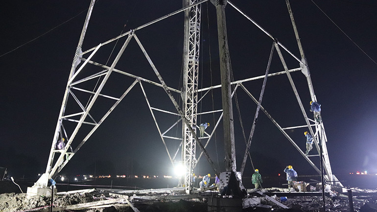 Thi công xuyên đêm tại vị trí 100 Ðường dây 500 kV đoạn Nhà máy Nhiệt điện Nam Ðịnh I-Thanh Hóa.