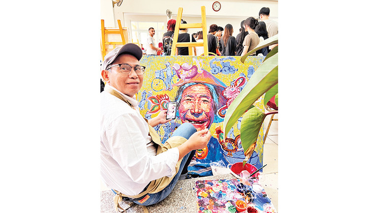 Họa sĩ người Myanmar Myoe Kyaw bên bức tranh của ông tại workshop Hanoi Art Connecting năm 2024. Ảnh: An Trung