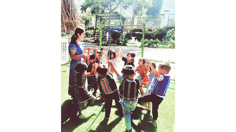 Cô giáo và học sinh mầm non người dân tộc Cơ Ho (huyện Đam Rông, Lâm Đồng).