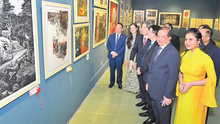 Các đại biểu dự khai mạc Cuộc thi và Triển lãm tranh đồ họa các nước ASEAN năm 2024 tại Bảo tàng Hải Phòng. Ảnh: BTC