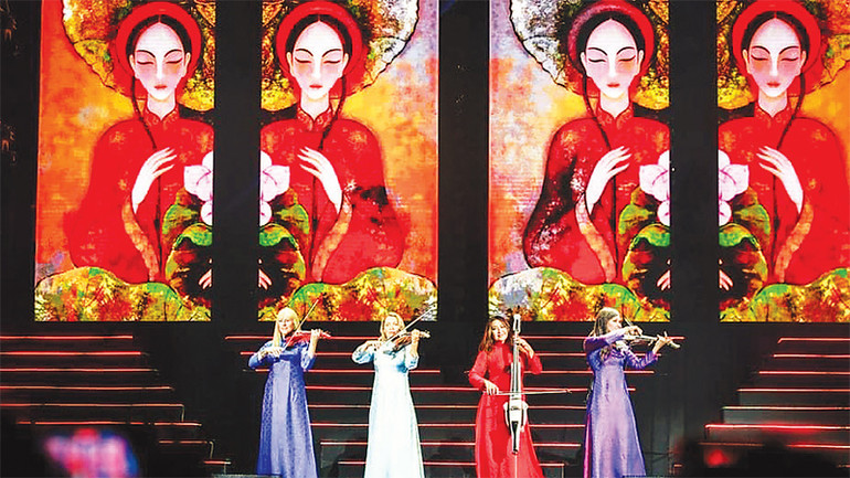 BOND - nhóm tứ tấu dây biểu diễn trong chương trình “BOND Live In Vietnam”. Ảnh: THÀNH ĐẠT