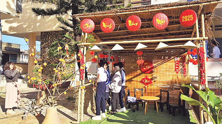 Một góc sân trường được trang trí đầy không khí Tết, thu hút các em học sinh đến check-in.