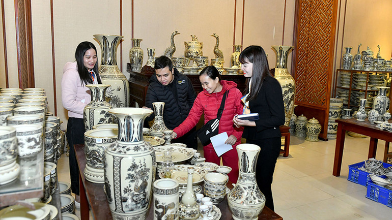 Khách hàng chọn mua đồ dùng dịp Tết tại Trung tâm giới thiệu sản phẩm gốm Chu Ðậu, huyện Nam Sách, tỉnh Hải Dương. (Ảnh THANH TRÚC)