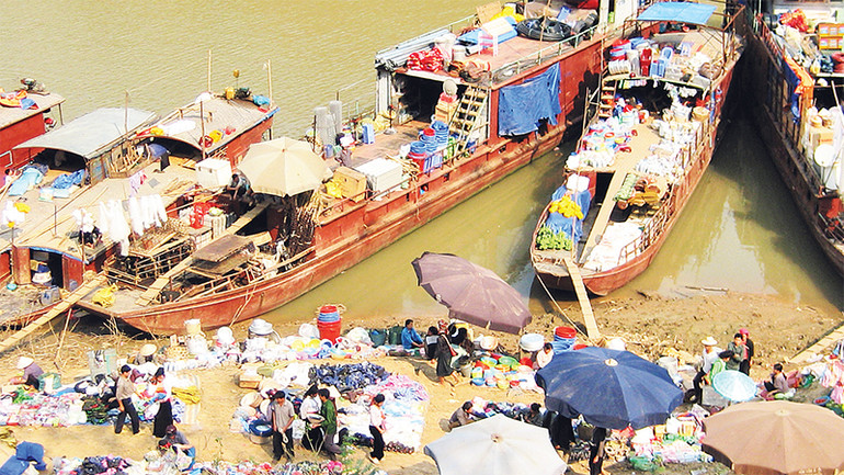 Các tàu buôn thường lấy mặt sông Ðà làm nơi buôn bán, trao đổi hàng hóa, người dân sống hai bờ sông Ðà có thể mua sắm vật dụng thiết yếu cho gia đình...