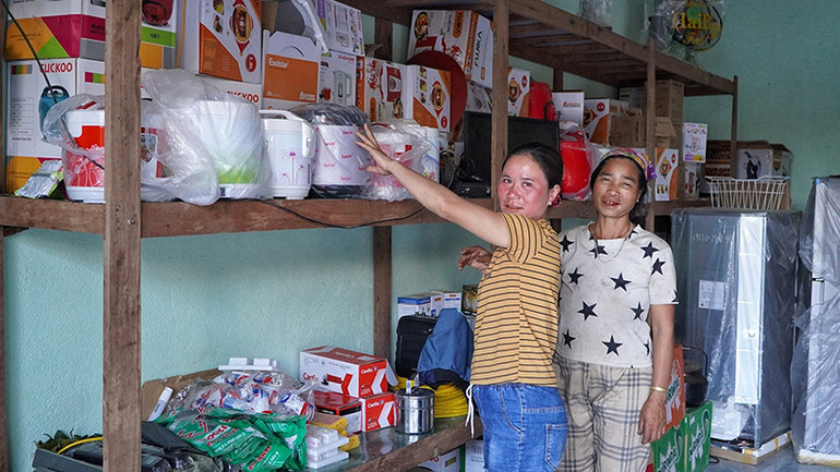 Nhờ có điện lưới quốc gia, nhiều hộ kinh doanh ở vùng sâu đã đưa về nhiều đồ điện gia dụng, phục vụ nhu cầu người dân.