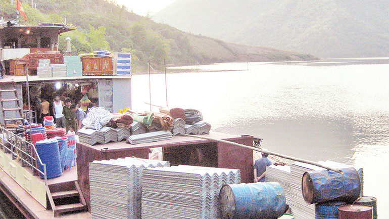 Một chiếc thuyền cập bến chờ phiên chợ chính vào sáng hôm sau tại khu vực Vạn Yên, xã Tân Phong, huyện Phù Yên (Sơn La).