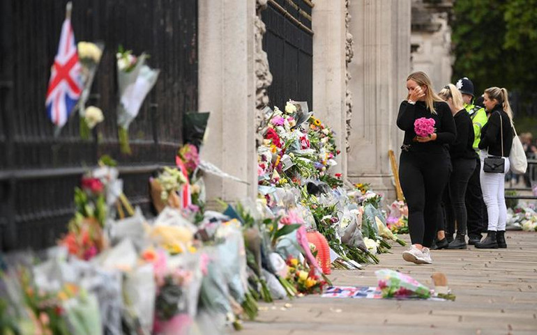 Người dân Anh đặt hoa tưởng niệm Nữ hoàng, bên ngoài cung điện Buckingham. (Ảnh REUTERS)