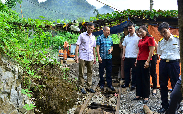 Ðoàn đại biểu Quốc hội tỉnh Bắc Kạn giám sát hoạt động khai thác, chế biến khoáng sản tại huyện Chợ Ðồn. (Ảnh THU TRANG)
