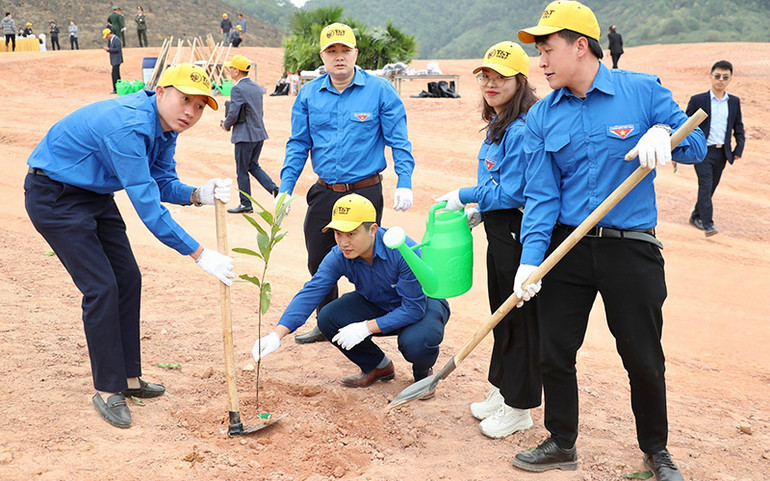 Lễ phát động trồng cây tại sân golf Văn Lang Empire nhận được sự hưởng ứng của đông đảo các tổ chức, đoàn thể và nhân dân địa phương.