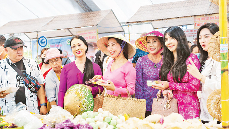 Du khách tham quan các gian hàng trưng bày bánh dân gian.