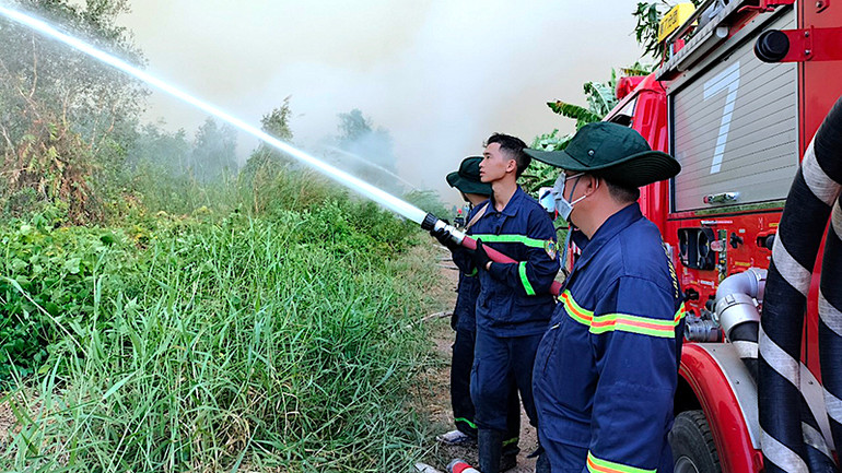 Phun nước làm mát chân rừng phòng cháy ngún tại Nông trường 402 , sáng 11/4.