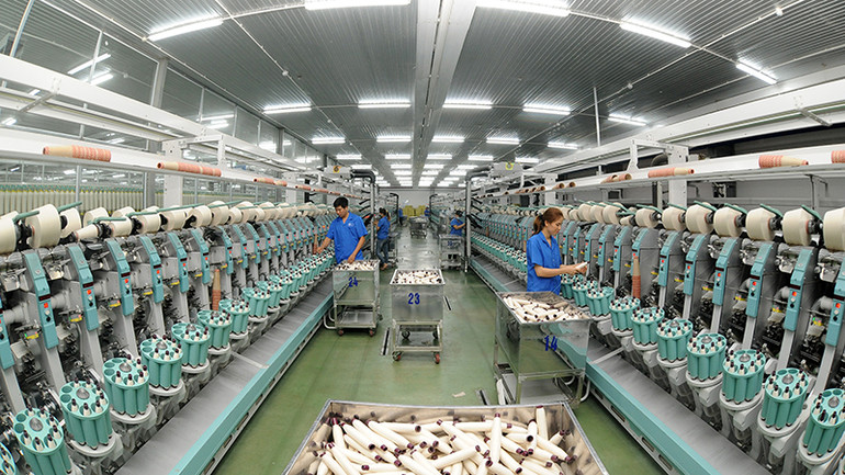 Sản xuất sợi xuất khẩu tại Công ty TNHH Một thành viên Dệt 8-3. (Ảnh ÐỨC ANH)