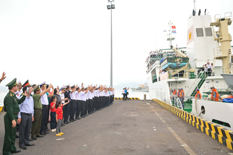 Trước giờ tàu khởi hành mang Tết từ đất liền ra với quân và dân trên các đảo thuộc Quần đảo Trường Sa. Ảnh: Đ.V.T
