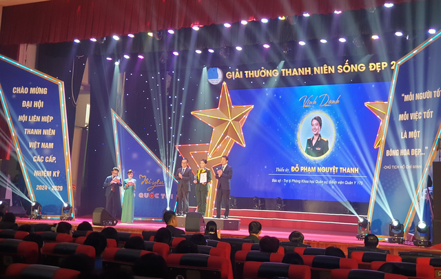 Thiếu úy, bác sĩ Đỗ Phạm Nguyệt Thanh trong đêm trao giải Thanh niên sống đẹp 2023. Thiếu úy, bác sĩ Đỗ Phạm Nguyệt Thanh trong đêm trao giải Thanh niên sống đẹp 2023.