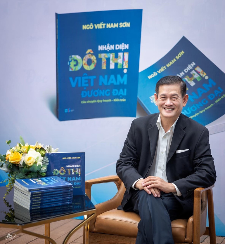 KTS Ngô Viết Nam Sơn trong buổi ra mắt sách Nhận diện đô thị Việt Nam đương đại KTS Ngô Viết Nam Sơn trong buổi ra mắt sách Nhận diện đô thị Việt Nam đương đại