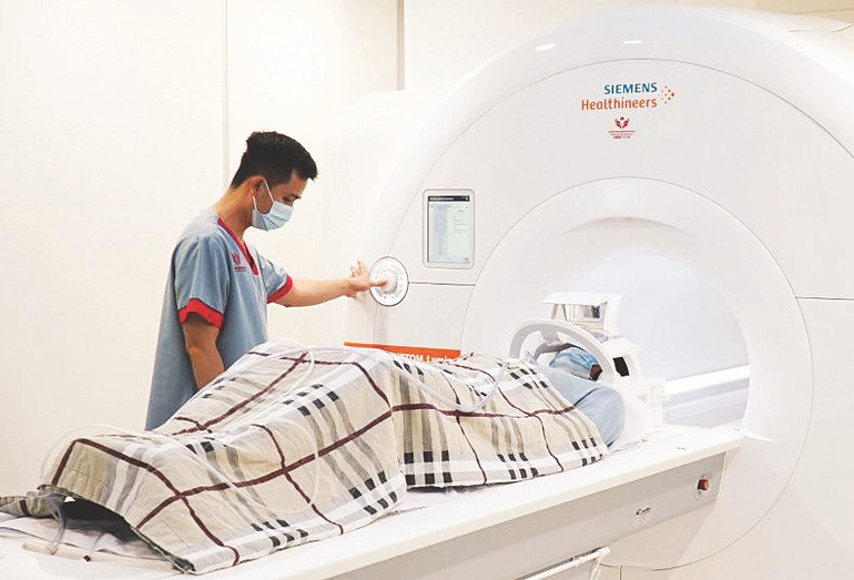Chụp MRI não là việc cần thiết trong điều trị đột quỵ. Ảnh | Bệnh viện Quốc tế SIS Cần Thơ