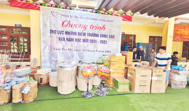 Câu lạc bộ Bạn thương nhau hỗ trợ thiết bị dạy, học và vật dụng cho các điểm trường vùng sâu còn nhiều khó khăn trước thềm năm học mới. Câu lạc bộ Bạn thương nhau hỗ trợ thiết bị dạy, học và vật dụng cho các điểm trường vùng sâu còn nhiều khó khăn trước thềm năm học mới.