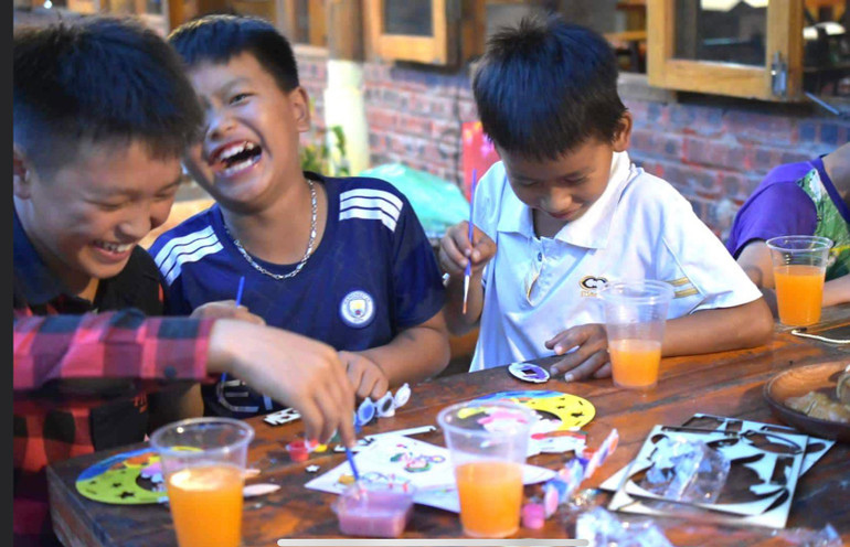 Các em nhỏ lớp học Cầu Vồng ở Phúc Xá (Hà Nội) vui đón trung thu. Ảnh | Ánh Hồng