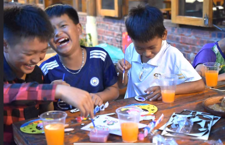 Các em nhỏ lớp học Cầu Vồng ở Phúc Xá (Hà Nội) vui đón trung thu. Ảnh | Ánh Hồng