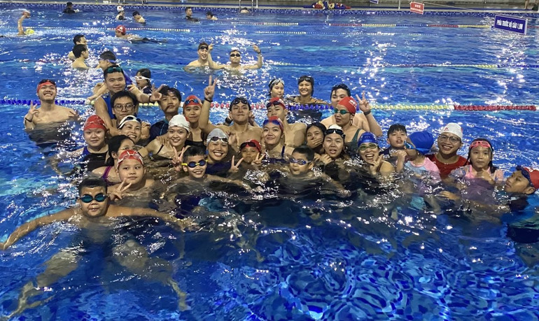 Thành viên Câu lạc bộ Đội Mũ Đỏ hào hứng, phấn khởi vì được giao lưu cùng thần tượng bơi lội Ánh Viên. Thành viên Câu lạc bộ Đội Mũ Đỏ hào hứng, phấn khởi vì được giao lưu cùng thần tượng bơi lội Ánh Viên.