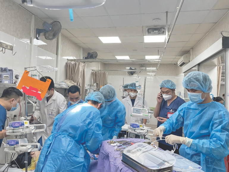 Một ca bệnh được chỉ định làm ECMO cấp cứu tại Bệnh viện Đại học Y Hà Nội. Một ca bệnh được chỉ định làm ECMO cấp cứu tại Bệnh viện Đại học Y Hà Nội.