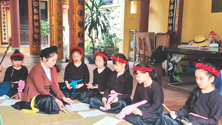 Nghệ nhân Kim Dung truyền dạy cho các cháu thiếu nhi trong buổi sinh hoạt của Câu lạc bộ dân ca làng Mọc Quan Nhân. Nghệ nhân Kim Dung truyền dạy cho các cháu thiếu nhi trong buổi sinh hoạt của Câu lạc bộ dân ca làng Mọc Quan Nhân.