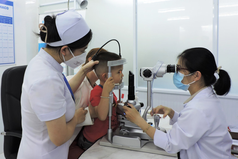 Tại Bệnh viện Mắt Kon Tum, số lượng bệnh nhân bị đau mắt đỏ đến khám, điều trị gia tăng, nhất là trẻ em.