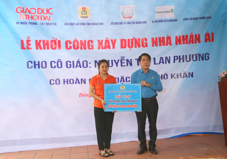 Đồng chí Phan Thanh Lân, Phó Chủ tịch Liên đoàn Lao động tỉnh Quảng Bình trao quà hỗ trợ xây dựng nhà tặng cô Nguyễn Thị Lan Phương. Ảnh | Tiến Hiệp Đồng chí Phan Thanh Lân, Phó Chủ tịch Liên đoàn Lao động tỉnh Quảng Bình trao quà hỗ trợ xây dựng nhà tặng cô Nguyễn Thị Lan Phương. Ảnh | Tiến Hiệp