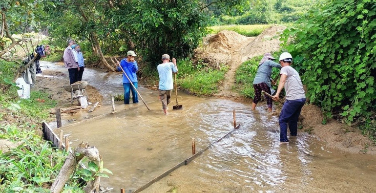Ông Nguyễn Đình Phùng luôn có mặt để giám sát công việc trong suốt quá trình thi công cầu.