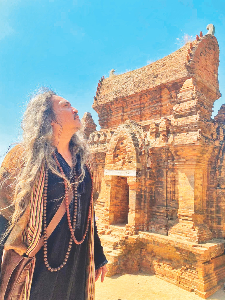 Đạo diễn Tây Phong.