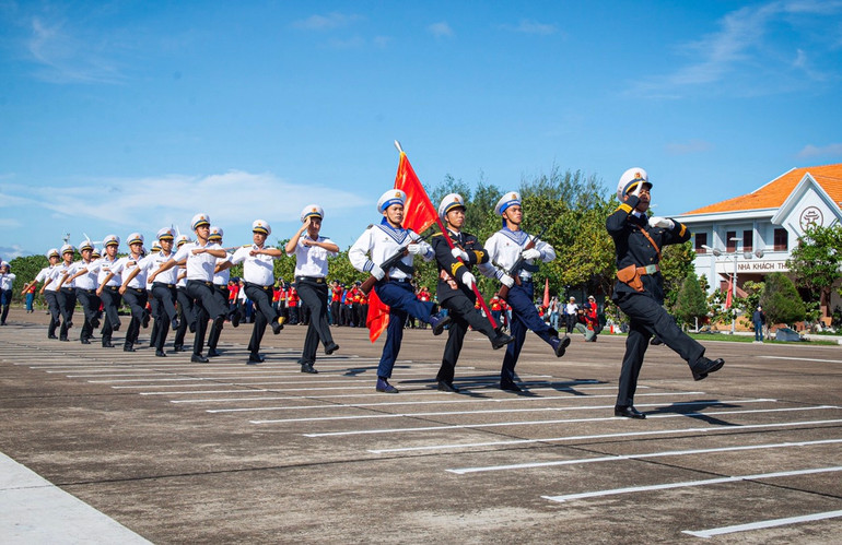 Diễu binh trên đảo Trường Sa.