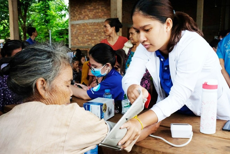 Bác sĩ Đỗ Phạm Nguyệt Thanh khám bệnh cho người dân. Bác sĩ Đỗ Phạm Nguyệt Thanh khám bệnh cho người dân.