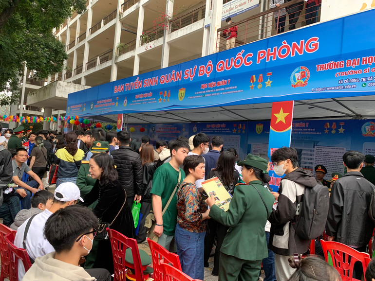 Khối ngành quân sự, công an cũng nhiệt tình tham gia những ngày hội tư vấn tuyển sinh. Khối ngành quân sự, công an cũng nhiệt tình tham gia những ngày hội tư vấn tuyển sinh.