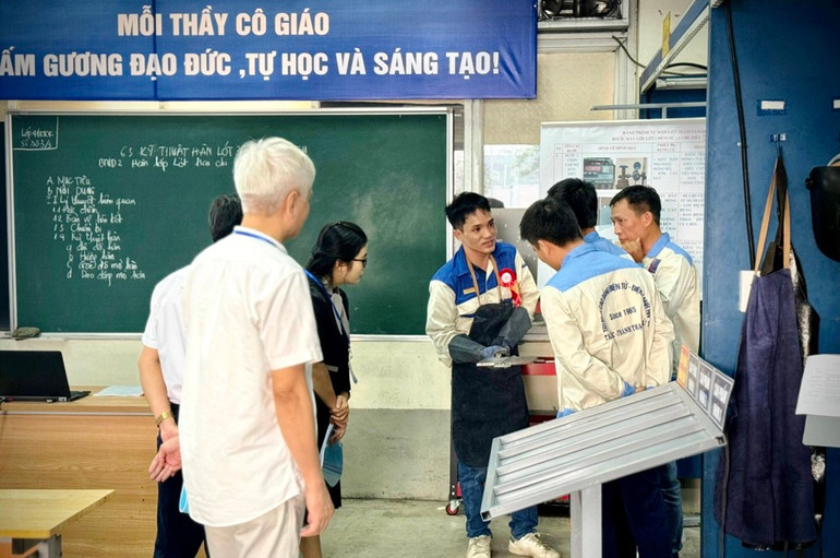 Giáo viên Trường cao đẳng Điện tử - Điện lạnh Hà Nội đang trình giảng bài giảng tích hợp nghề Công nghệ kỹ thuật Cơ khí.