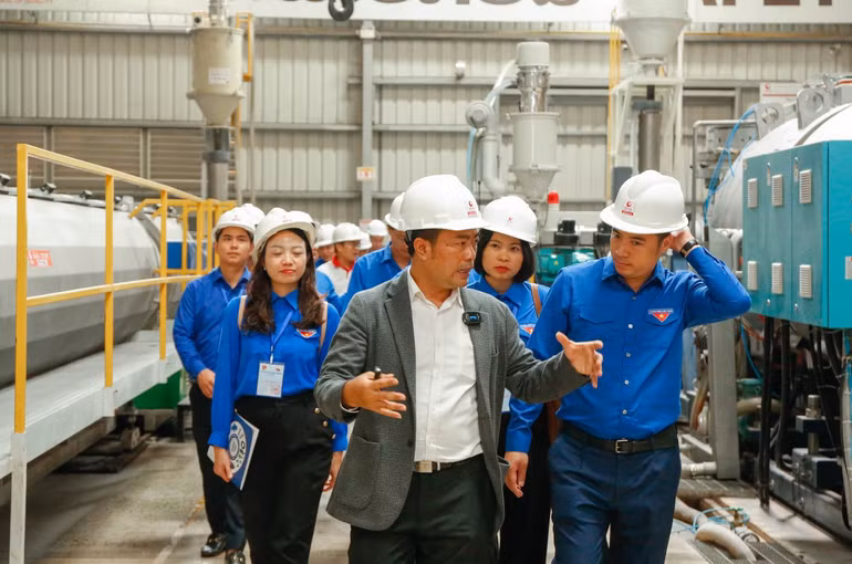 Đoàn đại biểu thanh niên Việt Nam sang thăm và làm việc với Tập đoàn Toyo tại Lào.