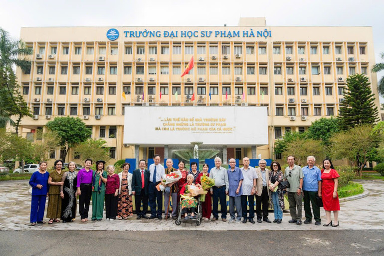 Cựu sinh viên khoa Ngữ văn khóa 64-67 về lại trường cũ ôn lại kỷ niệm 60 năm trước Bác Hồ về thăm và nói chuyện với cán bộ giảng viên, sinh viên của trường.